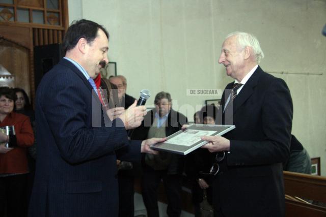 Radu Bercea primind Diploma Pictorul Anului de la vicepreşedintele CJ Suceava, Vasile Ilie