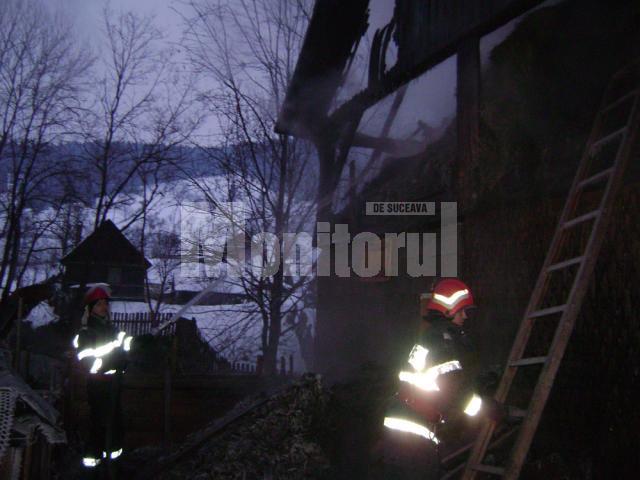 Pompierii au fost nevoiţi să îngroape furtunurile în zăpadă pentru a nu le îngheţa apa şi a putea stinge, ieri dimineaţă, un puternic incendiu care a cuprins două gospodării din Voroneţ