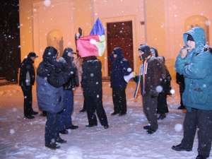 Cei aproximativ două zeci de protestatari au avut mesaje adaptate la ninsoarea şi frigul de afară