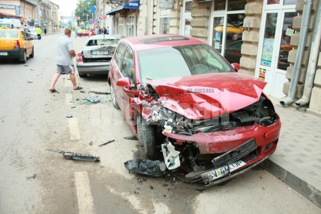 Cele două maşini avariate de BMW-ul scăpat de sub control