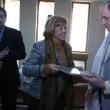 Constantin Severin primind diploma care însoţeşte Premiul Opera Omnia de la subprefectul Angela Zarojanu