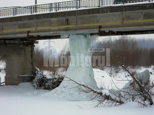 Pilon de gheaţă de sub podul de la Iţcani