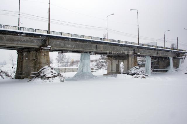 Pilon de gheaţă de sub podul de la Iţcani