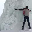 Dimensiunile enorme ale unuia din pilonii de gheaţă
