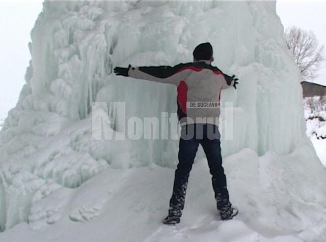 Dimensiunile enorme ale unuia din pilonii de gheaţă