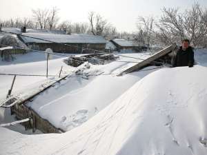 În multe sate, casele sunt acoperite complet de zăpadă  Foto: MEDIAFAX
