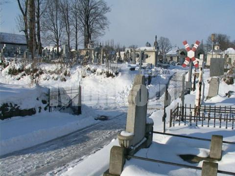 În cimitirul din Rădăuţi gropile sunt săpate cu ciocanul rotopercutor, dalta şi şpiţul