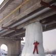 Pilonii de gheaţă de sub pod, câmp de antrenament pentru pasionaţii de sporturi extreme