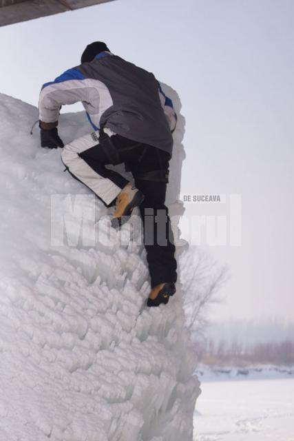 Pilonii de gheaţă de sub pod, câmp de antrenament pentru pasionaţii de sporturi extreme