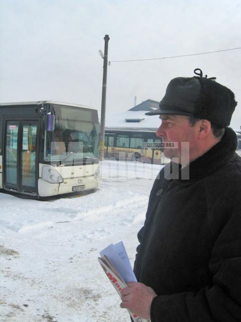 Administratorul TPL, Darie Romaniuc, alături de două autobuze scoase din uz din cauza gerului