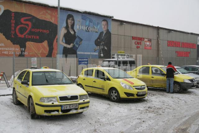 Locul special amenajat pentru taxiuri din parcarea hipermarketului Kaufland