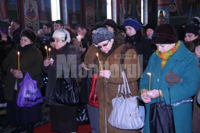 Credinciosii de stil vechi au venit in numar mare la biserica pentru a se inchina Icoanei aduse din Rusia
