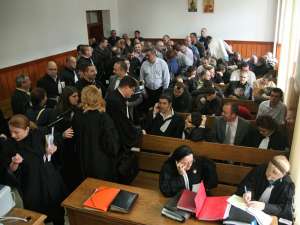 O parte dintre avocaţii care-i reprezintă pe inculpaţii din dosarul „Şpagă în Vama Siret” nu au putut ajunge de la Bucureşti sau Iaşi şi au depus cereri de amânare