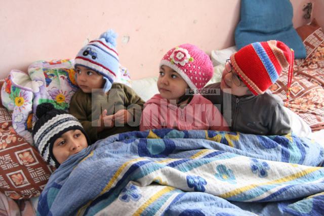 Fernando, Narcisa, Sefora si Niculai, cei patru copii care sufera de frig in casa