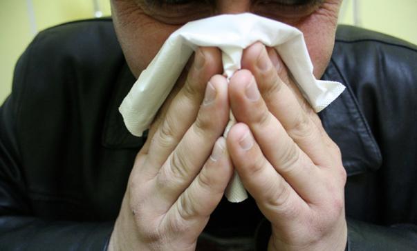 Numărul sucevenilor care ajung săptămânal la doctor din cauza afecţiunilor respiratorii de sezon a crescut semnificativ