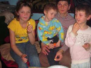 Adriana Prisacariu cu cei patru copii, care au vârste cuprinse între 4 şi 11 ani