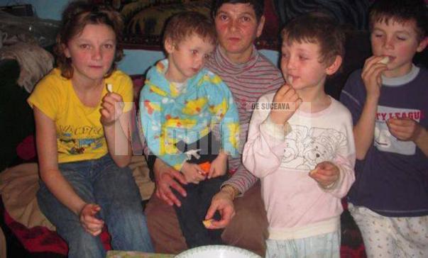 Adriana Prisacariu cu cei patru copii, care au vârste cuprinse între 4 şi 11 ani