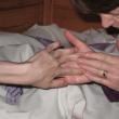 Pauline Swancott mângâie mâinile unui bolnav de la Sasca