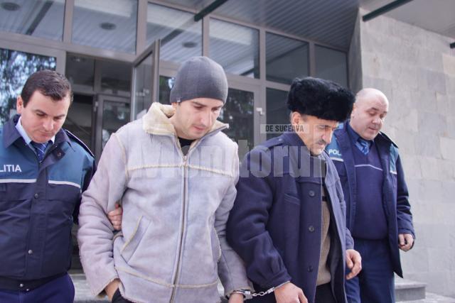 Marius Tulbure, de 25 de ani, şi Ionel Tulbure, de 47 de ani, escortaţi de poliţişti la ieşirea din sediul Parchetului de pe lângă Tribunalul Suceava