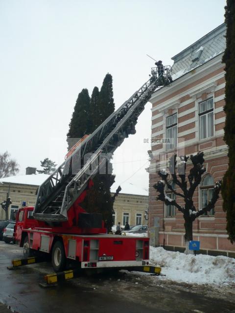 Pompierii au îndepărtat ţurţurii şi zăpada de pe instituţii