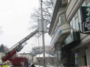 Pompierii au intervenit pentru că exista riscul ca zăpada să accidenteze serios un trecător