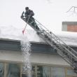 Pompierii au intervenit pentru că exista riscul ca zăpada să accidenteze serios un trecător