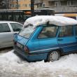 Maşini cu roţile afundate în zăpadă