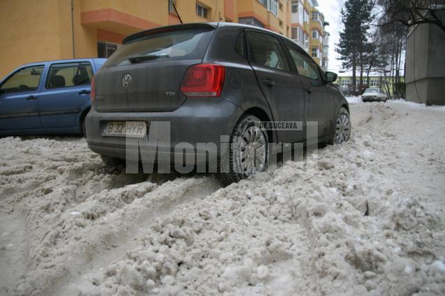 Maşini cu roţile afundate în zăpadă