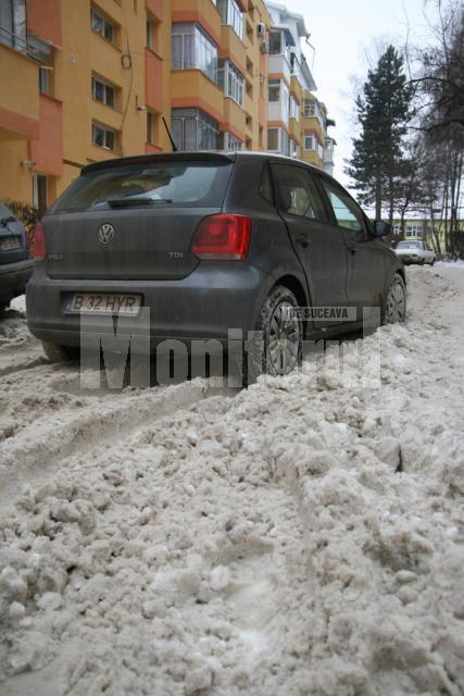 Maşini cu roţile afundate în zăpadă