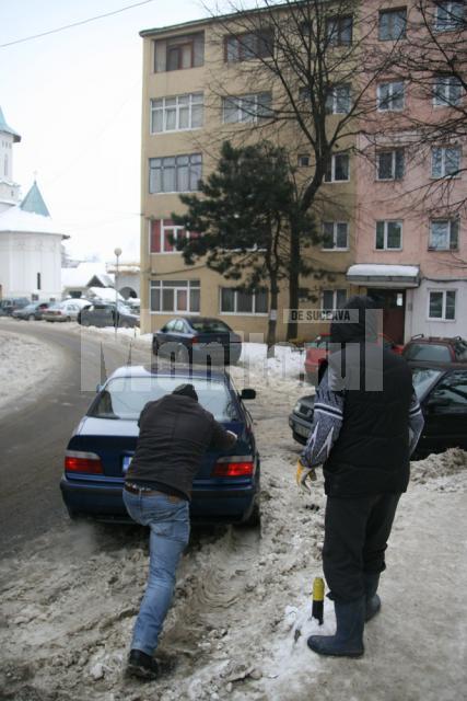 Maşini cu roţile afundate în zăpadă