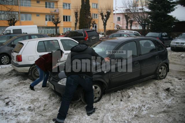 Maşini cu roţile afundate în zăpadă