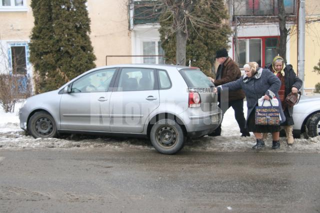 Maşini cu roţile afundate în zăpadă