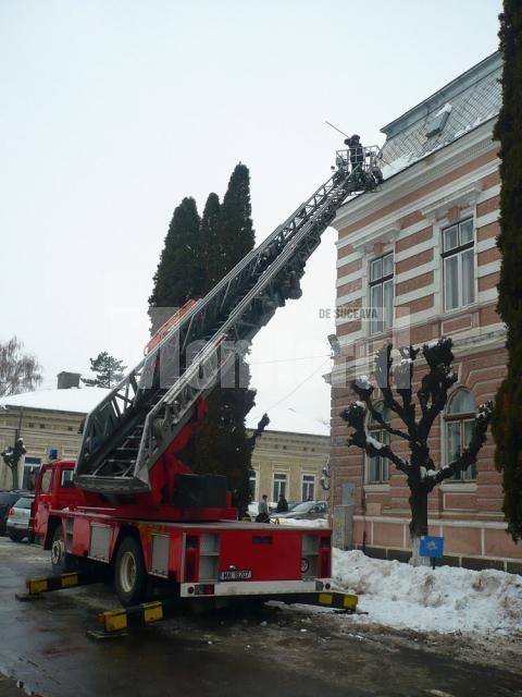 Pentru îndepărtarea gheţii, pompierii au acţionat cu ajutorul autoscării mecanice