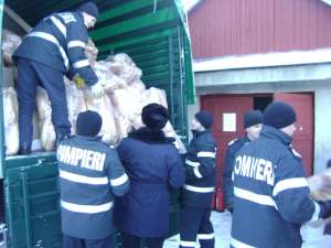 Un camion al ISU Suceava, încărcat cu alimente strânse prin donaţii, a plecat ieri dimineaţa spre Buzău