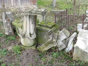 Fragmente de monumente funerare - Vechiul cimitir din incinta Mănăstirii Sf. Ioan