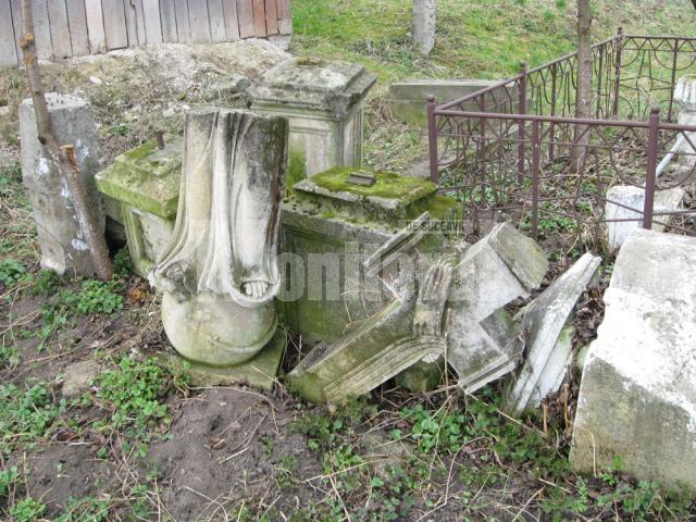 Fragmente de monumente funerare - Vechiul cimitir din incinta Mănăstirii Sf. Ioan