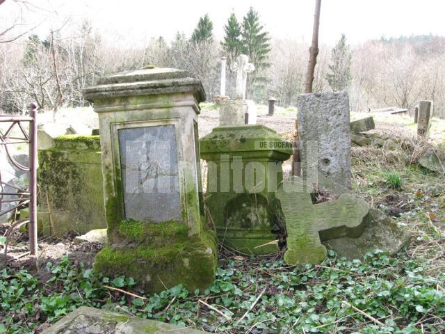 Monumente funerare - Vechiul cimitir din incinta Mănăstiurii Sf. Ioan