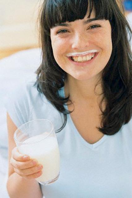 Consumul a cel puţin un pahar de lapte pe zi ajută creierul să se menţină în formă. Foto: ZEFA