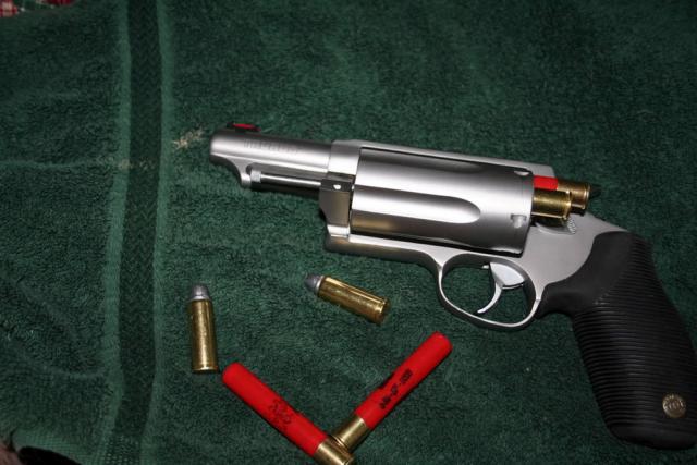 Revolver cu glonţ de calibru 410. Foto: photobucket.com