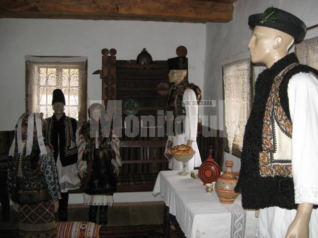 Interior cu manechine - Casa Câmpulung Moldovenesc