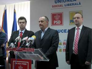 Cei doi lideri suceveni ai USL, Cătălin Nechifor şi Alexandru Băişanu, şi  consilierul local Ovidiu Donţu