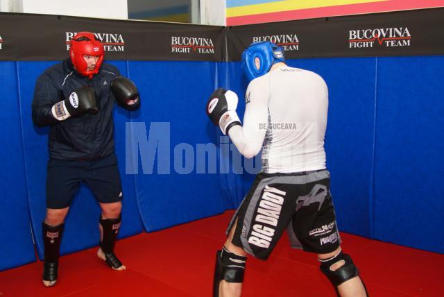 Ghiţă Ignat şi Andreas „Big Daddy” Kraniotakes se pregătesc intens în sala MMA din Suceava