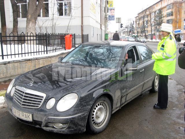 Şoferiţele, dar şi şoferii au primit ieri mărţişoare de la Poliţia Rutieră