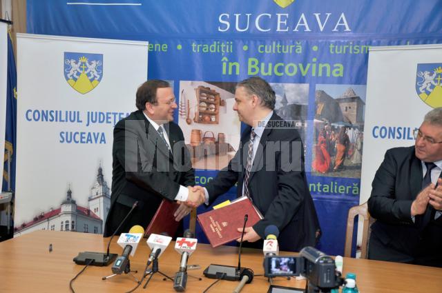 Preşedintele Consiliului Judeţean Suceava, Gheorghe Flutur, şi ministrul Dezvoltării Regionale şi Turismului, Cristian Petrescu