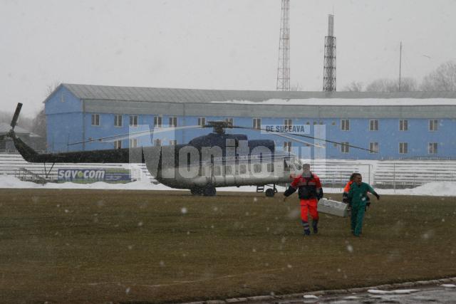 Un elicopter al Unităţii Speciale de Aviaţie a aterizat pe stadionul Areni pentru a o prelua pe fetiţă şi a o transporta la Bucureşti
