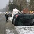 În zona cabanei Ilişeşti, un autoturism a derapat din cauza poleiului, s-a izbit de un mal de pământ, iar apoi s-a răsturnat pe carosabil