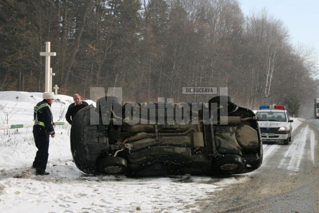 În zona cabanei Ilişeşti, un autoturism a derapat din cauza poleiului, s-a izbit de un mal de pământ, iar apoi s-a răsturnat pe carosabil