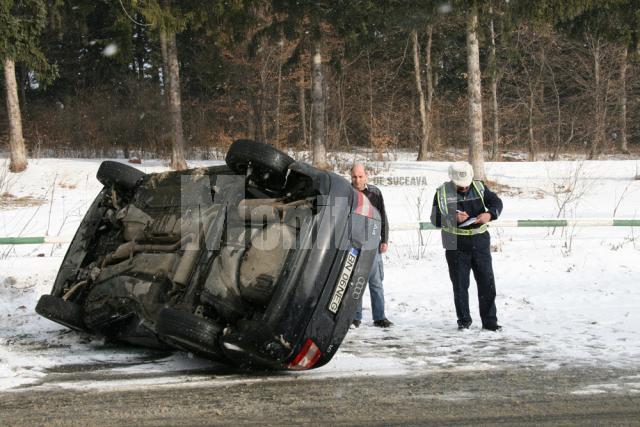 În zona cabanei Ilişeşti, un autoturism a derapat din cauza poleiului, s-a izbit de un mal de pământ, iar apoi s-a răsturnat pe carosabil