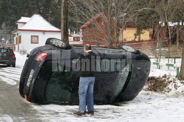 În zona cabanei Ilişeşti, un autoturism a derapat din cauza poleiului, s-a izbit de un mal de pământ, iar apoi s-a răsturnat pe carosabil