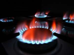 Atunci când simt miros de gaz în interiorul locuinţei, consumatorii sunt îndrumaţi să stingă toate focurile şi să nu verifice cu flacără instalaţiile de gaze. Foto: MEDIAFAX